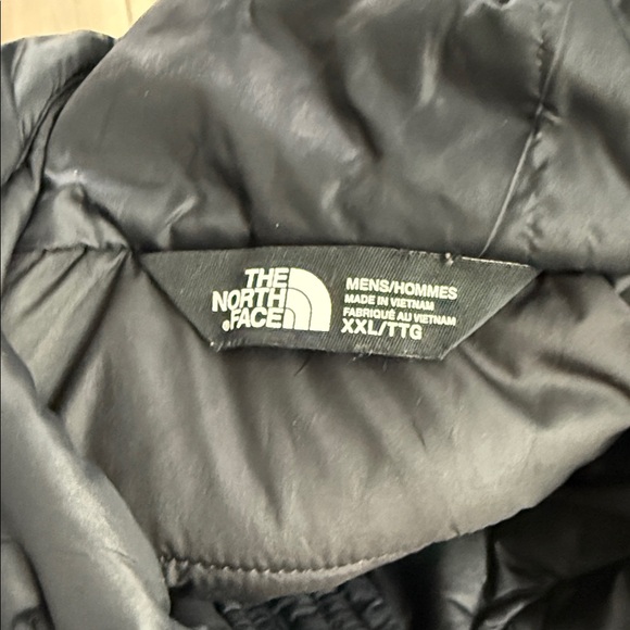 The North Face Men's Dark Puffer Vest - Picture 2 of 4